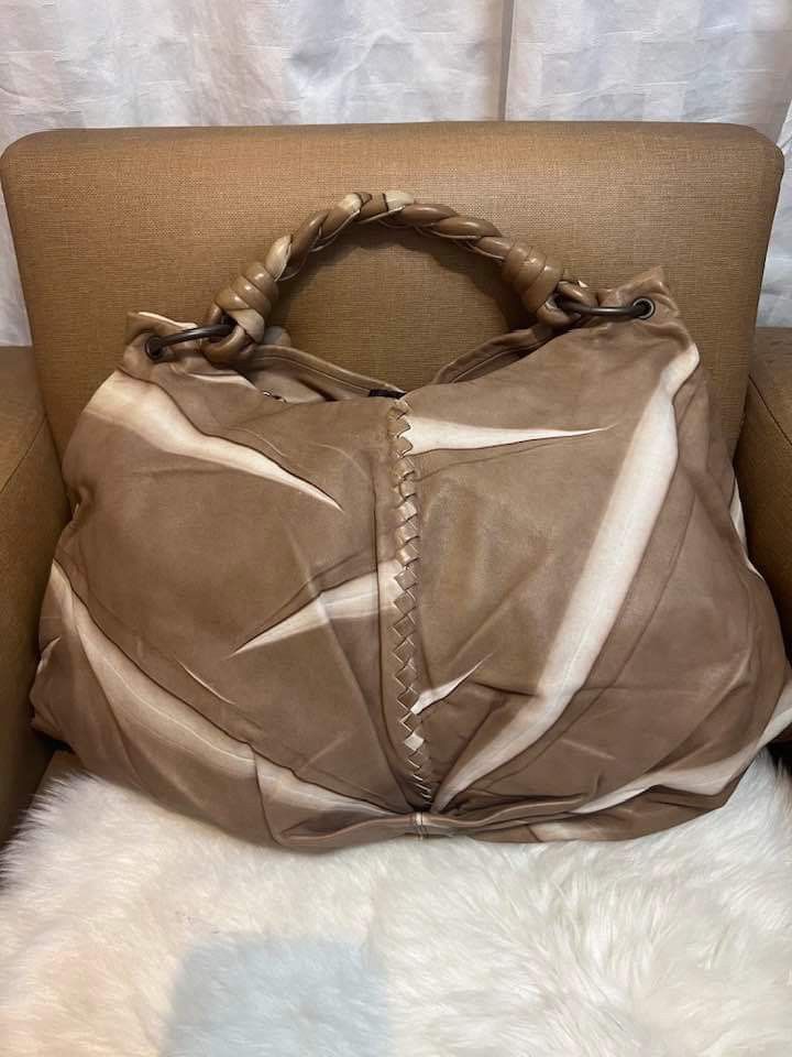 BOTTEGA VENETTA SHOULDER BAG (Category: Luxury Bags & Wallets) located in Antipolo. Submitted by msshop26 (Listing ID 1254868752, Image 3). Description: BOTTEGA VENETTA Braided Hobo Shoulder Bag BOTTEGA is known for its superb leather it's super soft and elegant has a flaw on the inside of the bag the lining has loose stiches and some stain but the outside is still in excellent condition pls check photos first and pls.manage your expectations as 