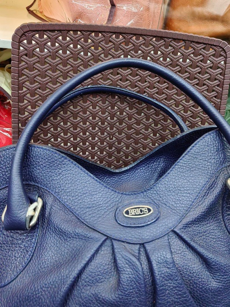 BRICS TWO WAY (Category: Luxury Bags & Wallets) located in Davao. Submitted by daneyvintage (Listing ID 1254978136, Image 3). Description: no issue brand new condition.