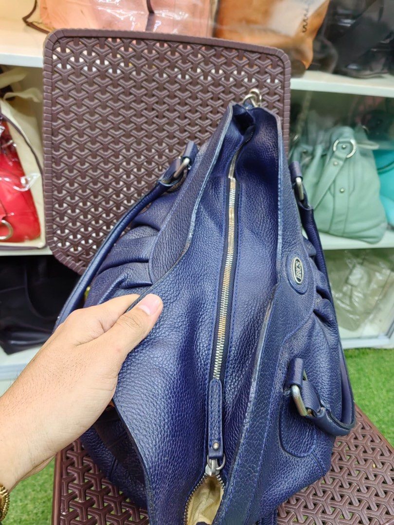 BRICS TWO WAY (Category: Luxury Bags & Wallets) located in Davao. Submitted by daneyvintage (Listing ID 1254978136, Image 2). Description: no issue brand new condition.