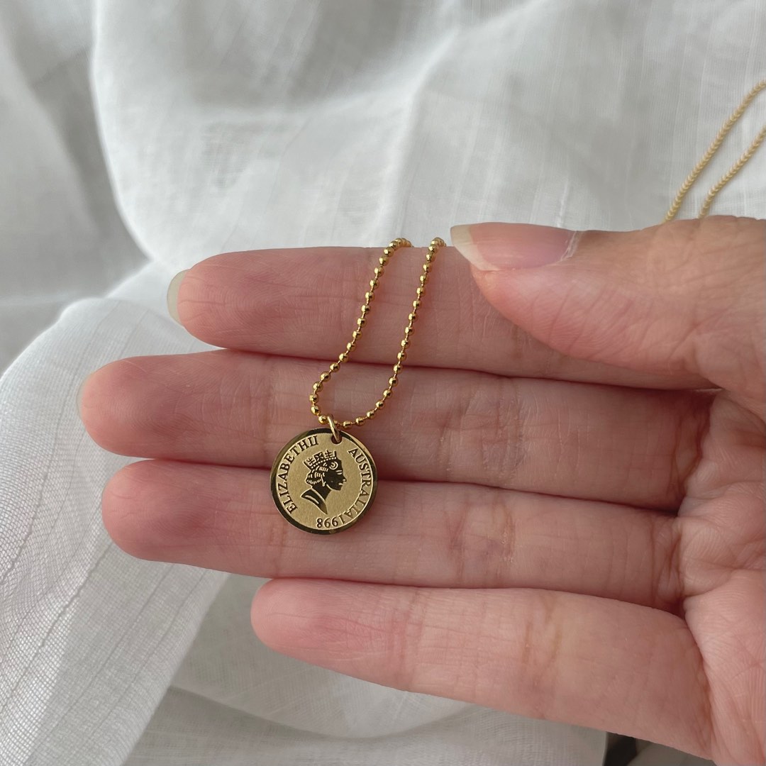 Gold round sale necklace pendant
