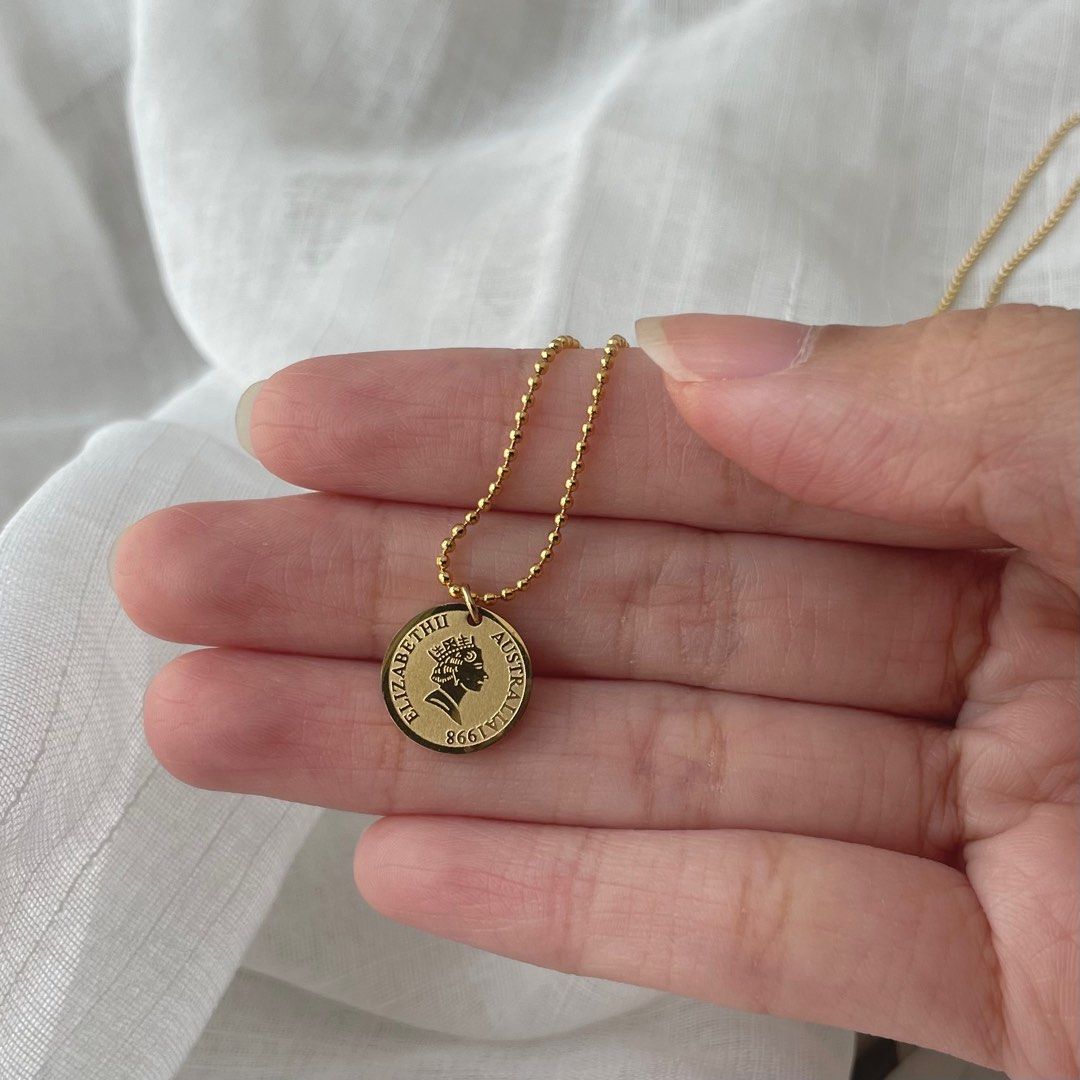 Gold round medallion necklace online