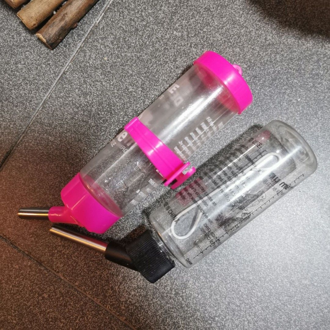 Hamster water bottle store for glass tank