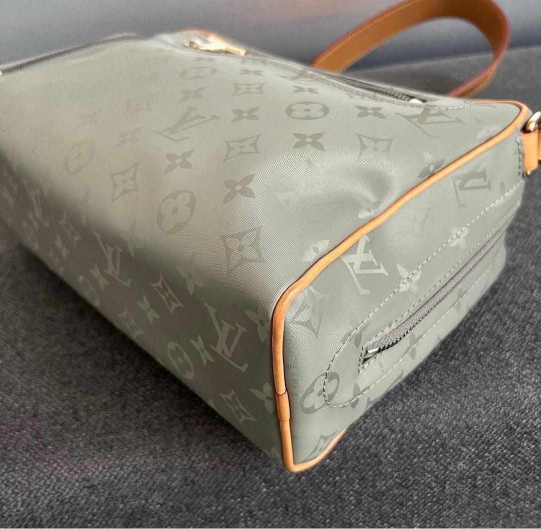 Louis Vuitton Pre-owned Monogrammed Camera Bag - Blue