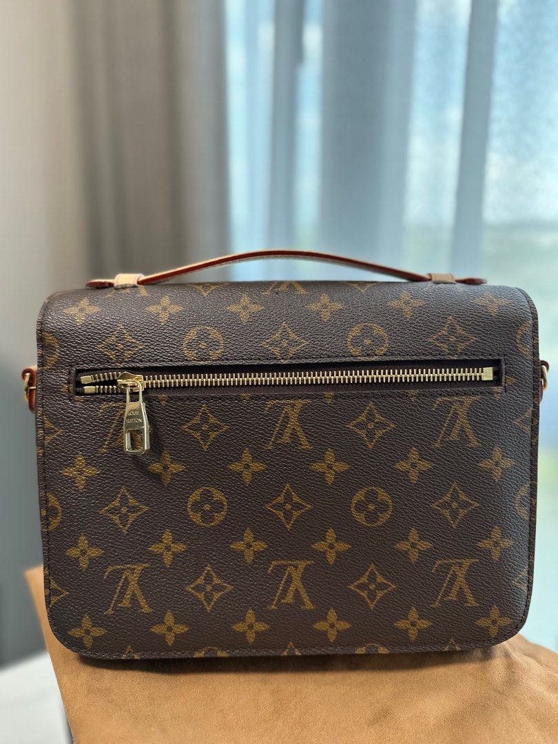 Loving my easy pouch on strap bag from Louis Vuitton #louisvuitton