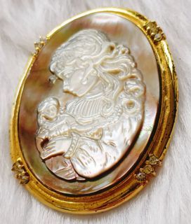 Mother of Pearl Cameo Pendant/ Brooch