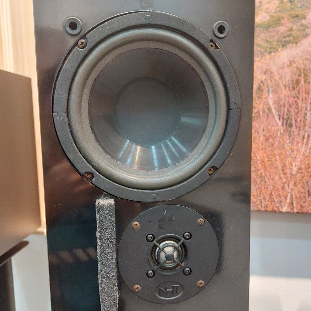 NHT 2.5i Floorstanding Speakers in full working condition with 8 inch subwoofer deep and low