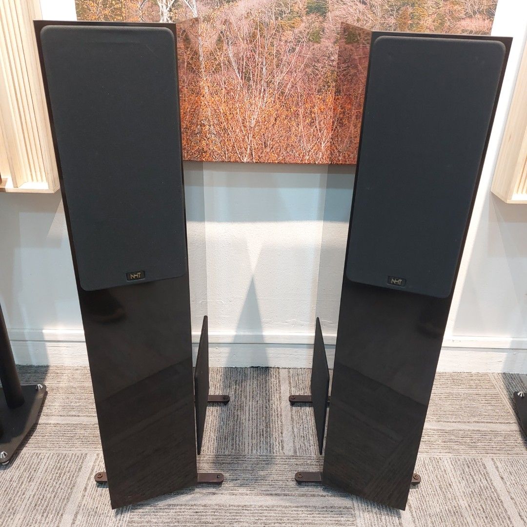 NHT 2.5i Floorstanding Speakers in full working condition with 8 inch subwoofer deep and low