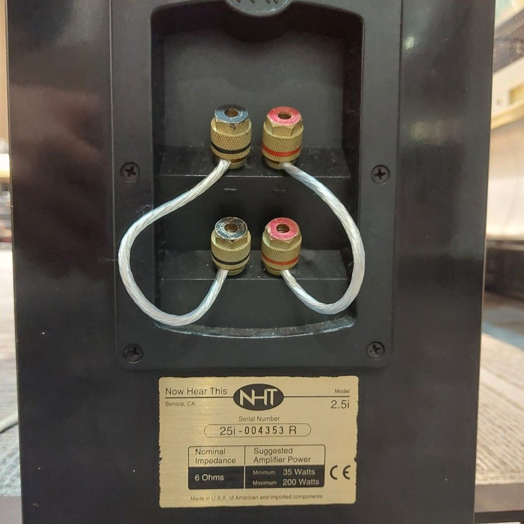 NHT 2.5i Floorstanding Speakers in full working condition with 8 inch subwoofer deep and low