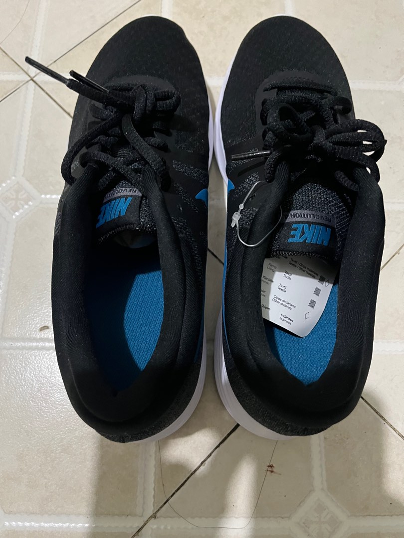 revolution 4 running shoes