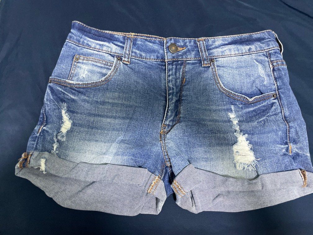 Pull & Bear Denim (Category: Shorts) located in Singapore. Submitted by soreys (Listing ID 1254969721, Image 1). Description: .