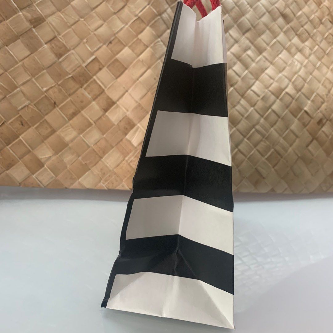 Sephora Italy Small Paperbag (Category: Face Care) located in Manila. Submitted by thebookclubz (Listing ID 1243240595, Image 2). Description: Small from USA .