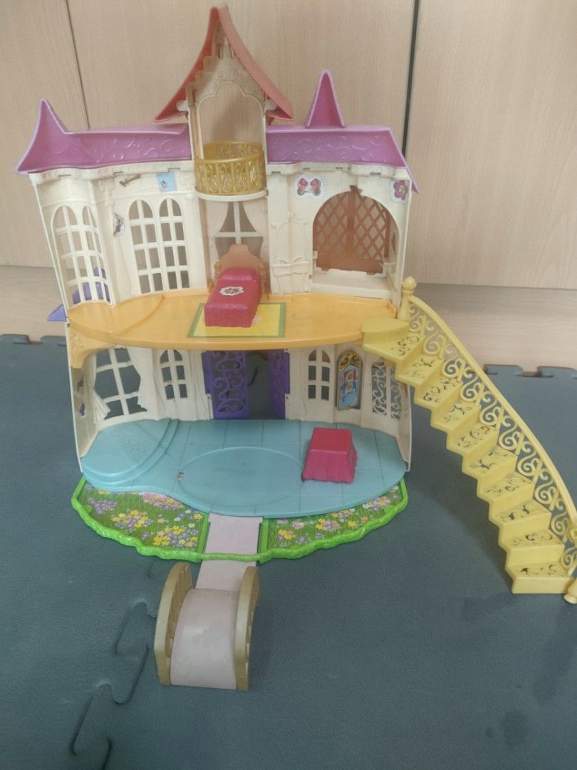 Sofia the First Castle (Category: Kids Toys) located in Quezon City. Submitted by kaianfriends (Listing ID 1254865833, Image 2). Description: Missing accessories. Item and accessories sold as pictured. MOP GCASH SHIPPING VIA GRAB/LALAMOVE ARRANGED AND PAID FOR BY BUYER..