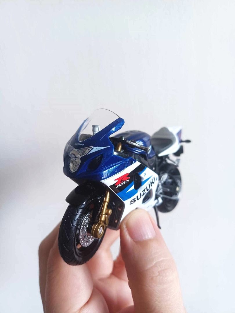 SUZUKI GSXR750 Gixxer 750 Motorcycle Bike 118 scales Diecast, Hobbies