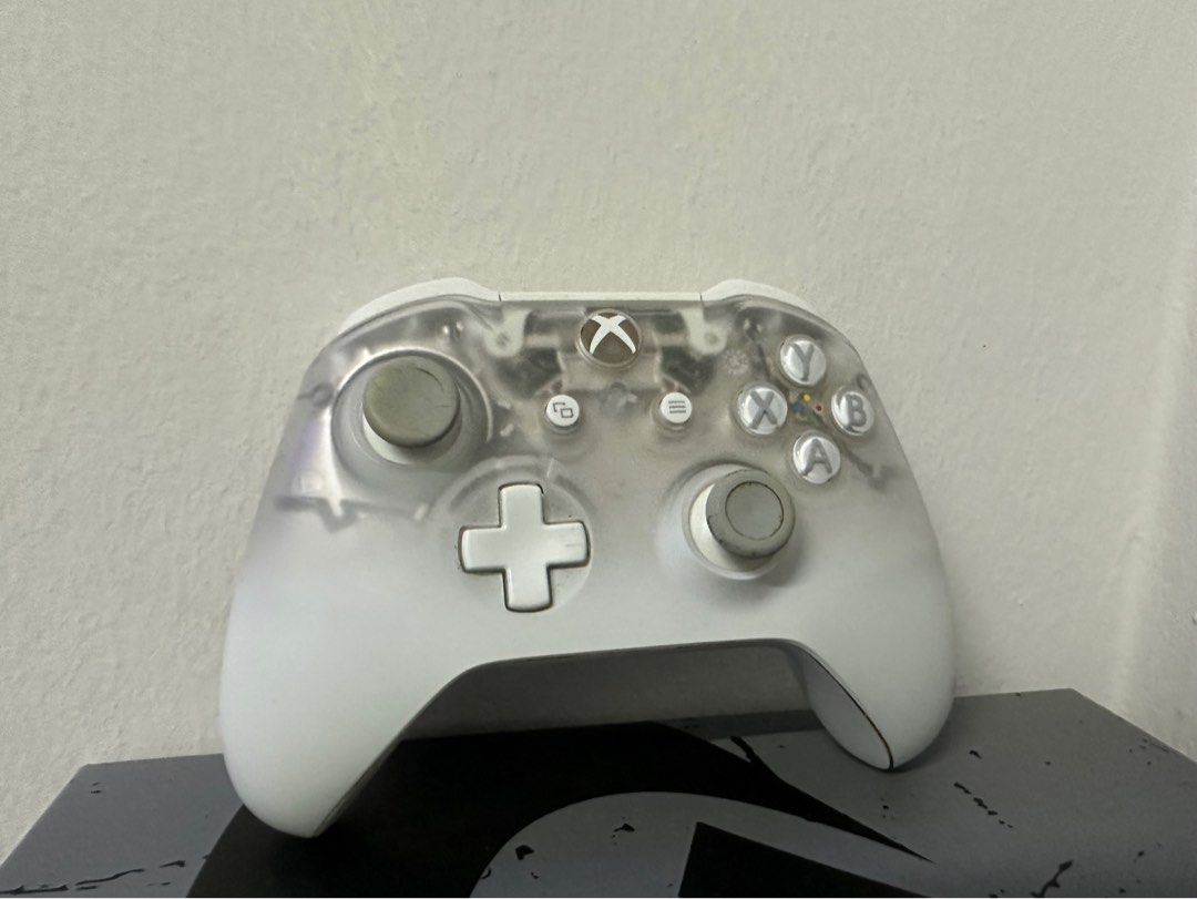 XBOX Controller Fully functional (Category: Controllers) located in Singapore. Submitted by sey_33 (Listing ID 1254931965, Image 1). Description: .