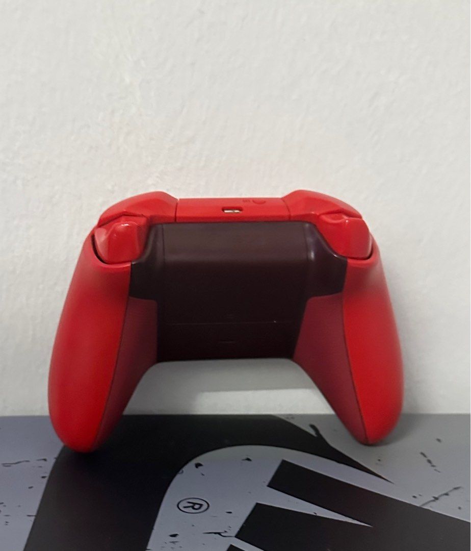 XBOX Controller Fully functional (Category: Controllers) located in Singapore. Submitted by sey_33 (Listing ID 1254932150, Image 2). Description: .