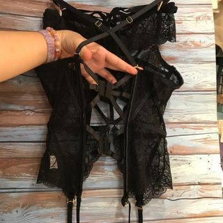 開胸橫帶全透視蕾絲露背露臍連吊襪帶後扣情趣上衣+蕾絲內褲🩲(黑色)