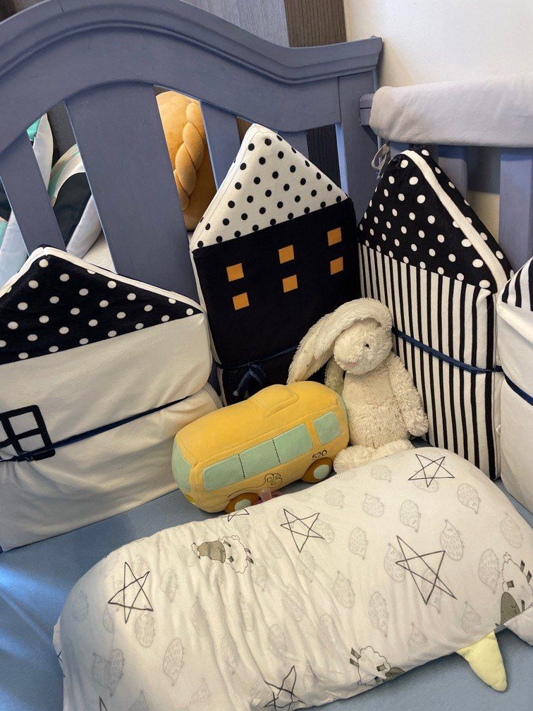 Pillows for baby cot shop