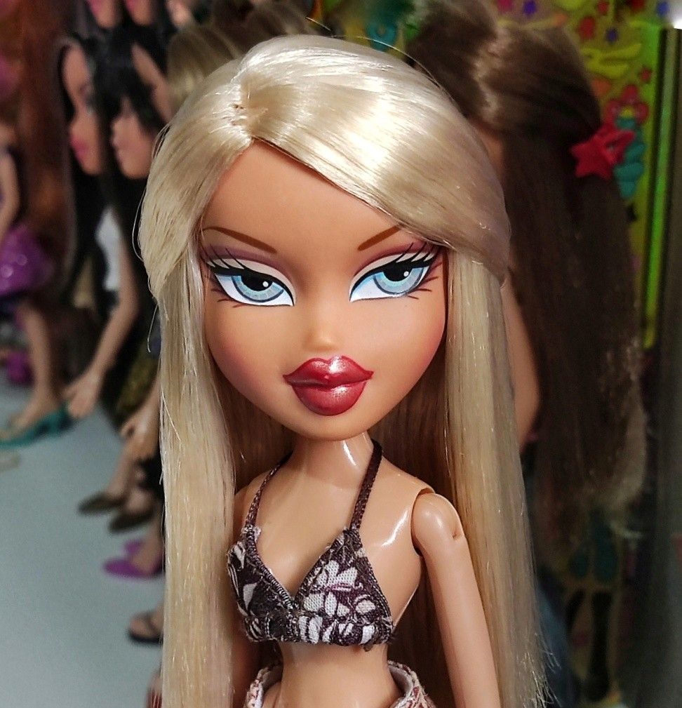 MGA Entertainment Bratz Hot Summer Dayz Series 10 Inch Doll
