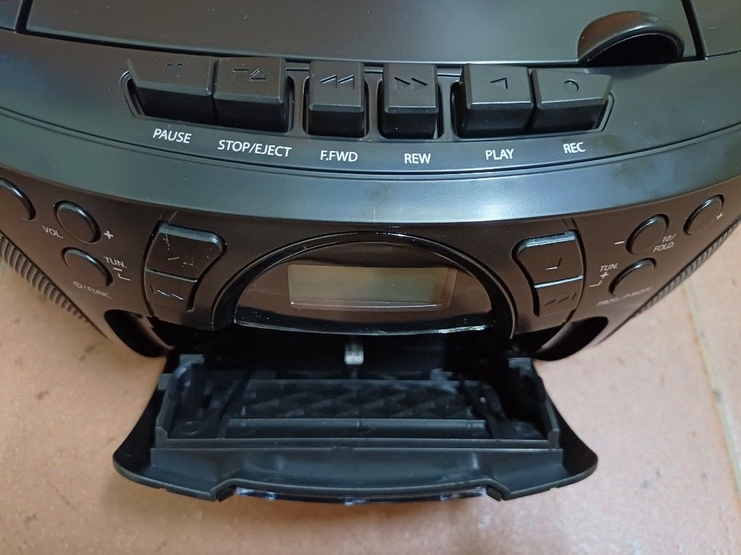 Cassette / CD / USB Portable Player with Radio Toshiba TYCKU310