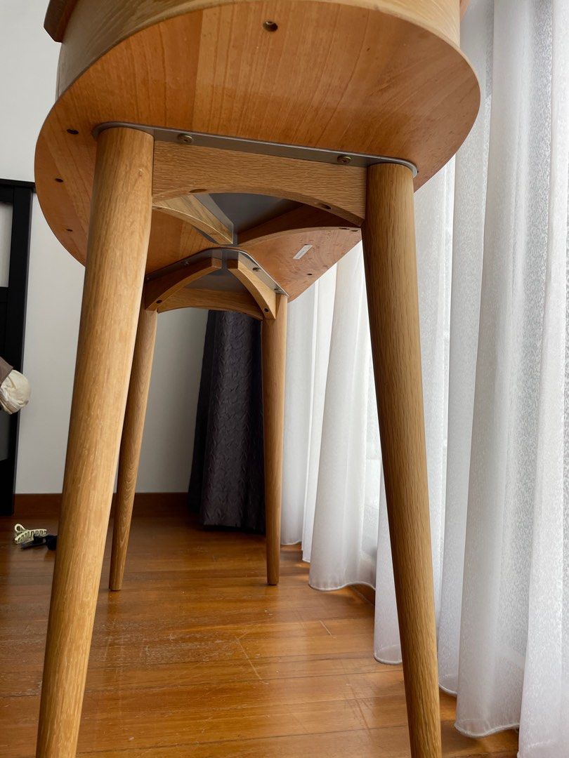 Castlery dressing shop table