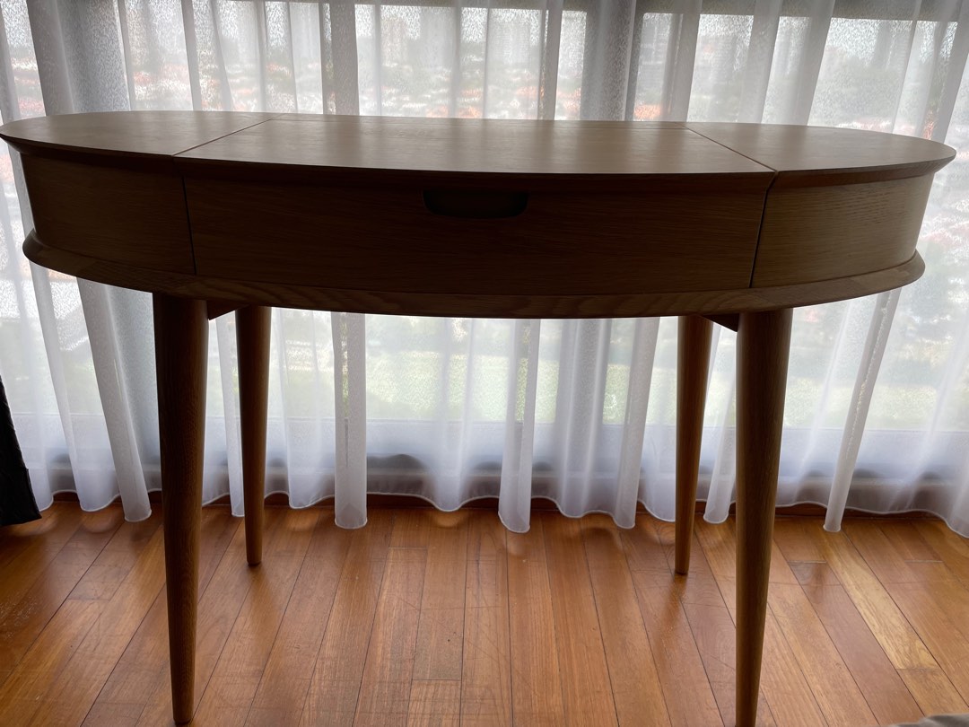 Castlery dressing shop table