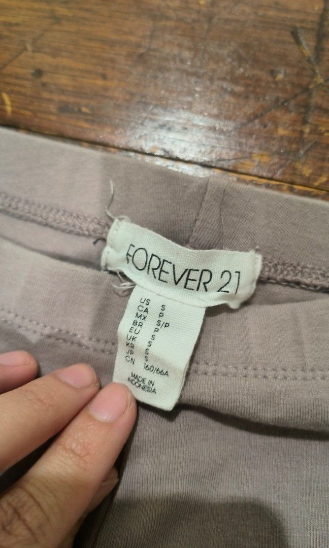 Forever 21 Mauve Leggings (Category: Other Bottoms) located in Quezon City. Submitted by onsesam (Listing ID 1255085857, Image 2). Description: Forever 21 Mauve Leggings not full leggings 100 php Small.