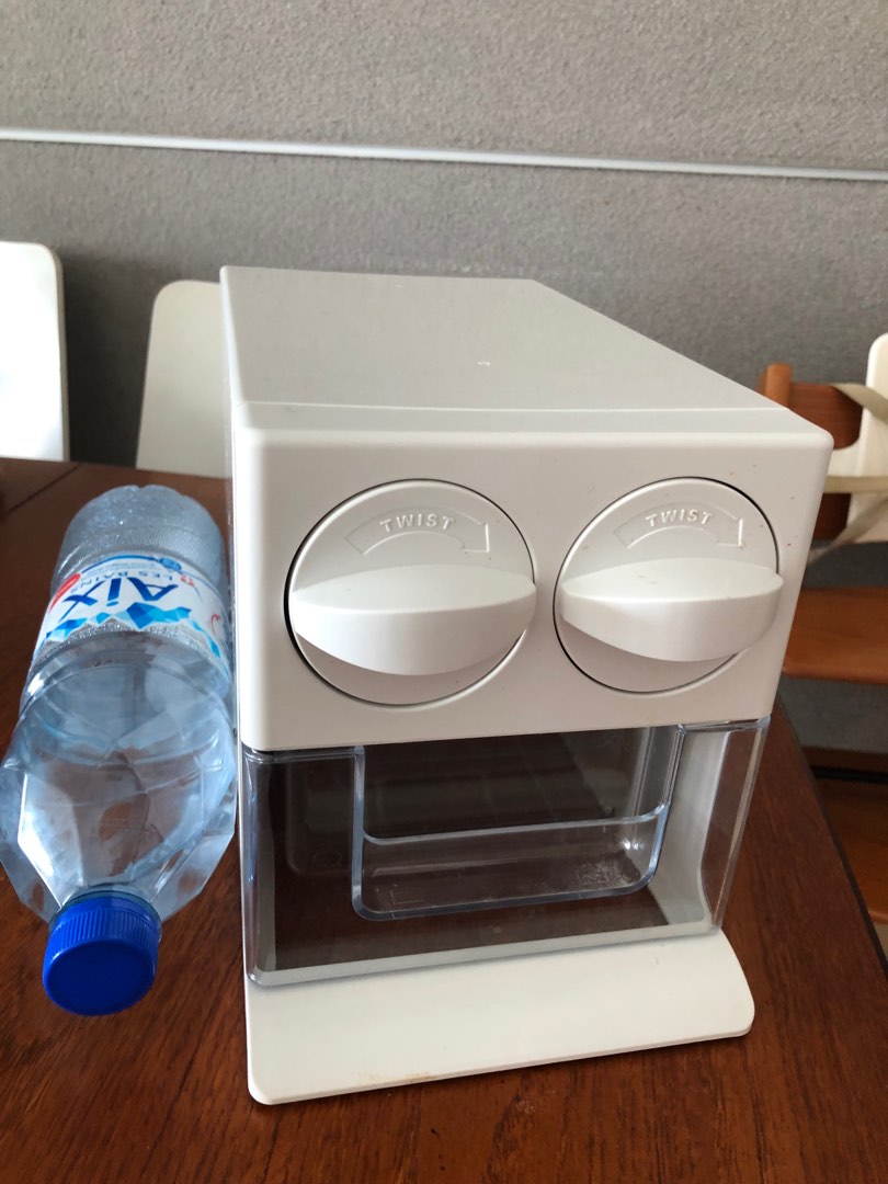 Ice cube maker and tray twist and serve with drawer, Furniture & Home