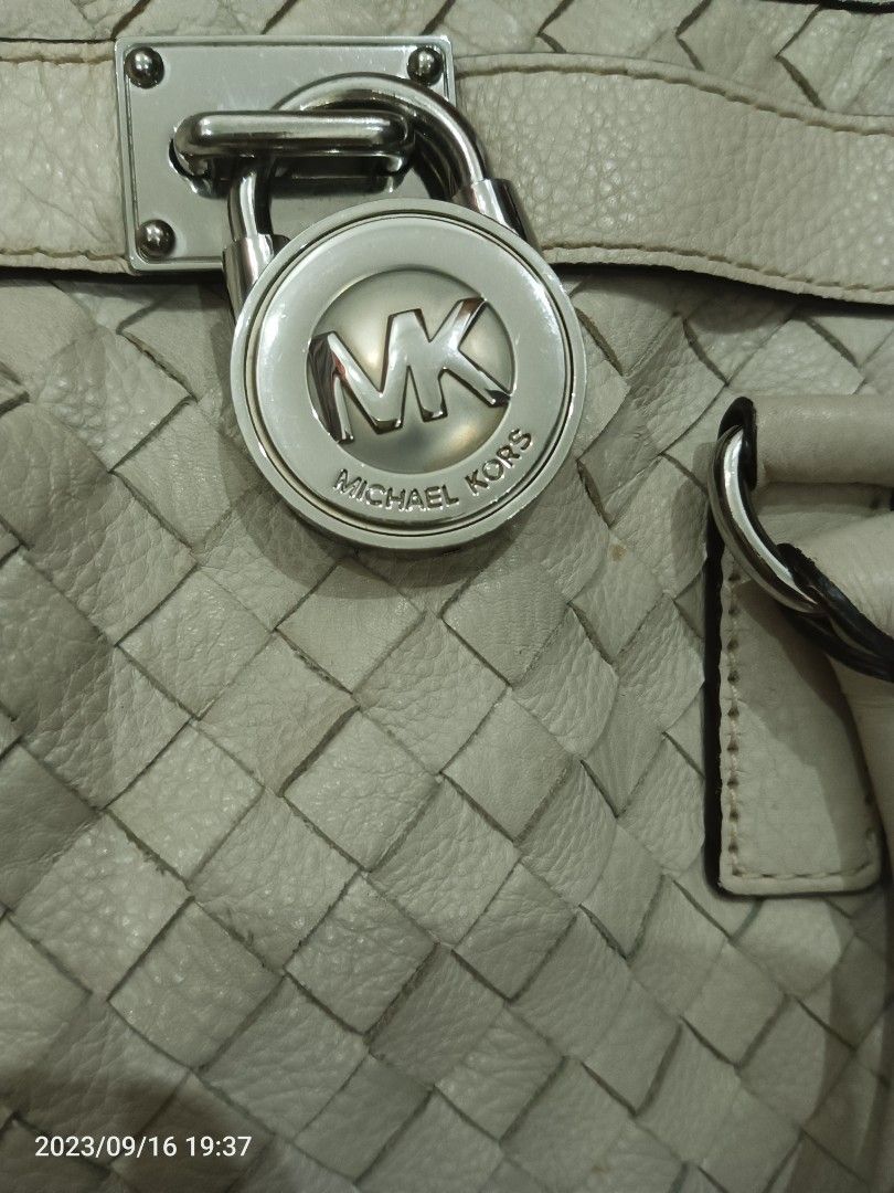Michael KORS bag Authentic (Category: Shoulder Bags) located in Rizal. Submitted by lest_shop (Listing ID 1255125265, Image 1). Description: selling my preloved Michael Kors bag. RFS: De Cluttering.