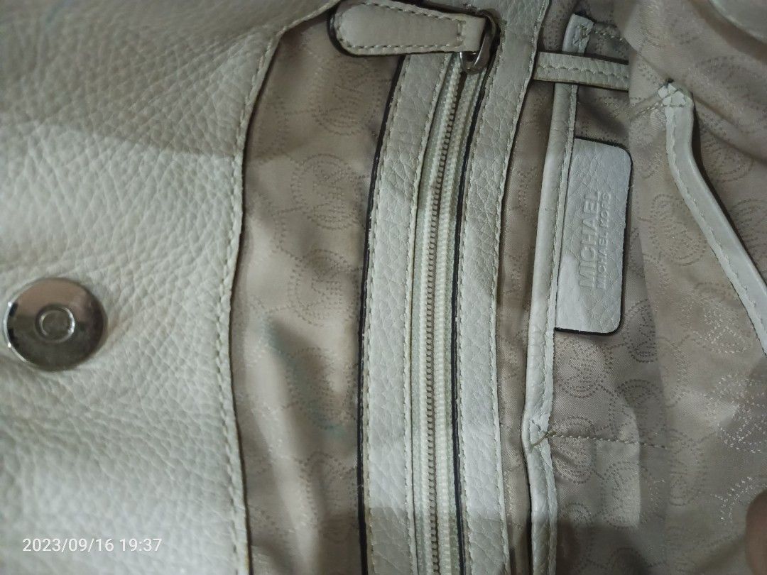 Michael KORS bag Authentic (Category: Shoulder Bags) located in Rizal. Submitted by lest_shop (Listing ID 1255125265, Image 3). Description: selling my preloved Michael Kors bag. RFS: De Cluttering.