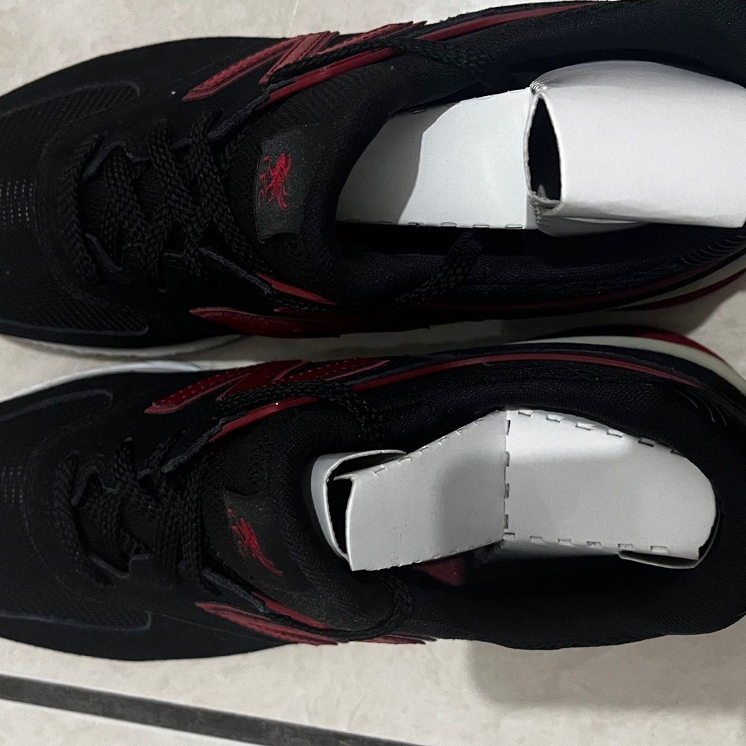 New balance edisi liverpool Fesyen Pria Sepatu Sneakers di Carousell