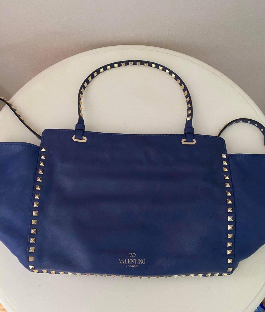 Original Valentino Garavani Tote (Category: Luxury Bags & Wallets) located in Manila. Submitted by definitelyjoyce (Listing ID 1255022944, Image 3). Description: Guaranteed authentic Store bought Bag and strap only Can do meet up at preferably 81xavier Residences Landers Otis Robinsons Otis.