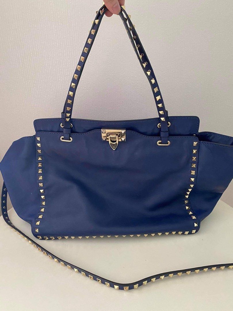 Original Valentino Garavani Tote (Category: Luxury Bags & Wallets) located in Manila. Submitted by definitelyjoyce (Listing ID 1255022944, Image 2). Description: Guaranteed authentic Store bought Bag and strap only Can do meet up at preferably 81xavier Residences Landers Otis Robinsons Otis.