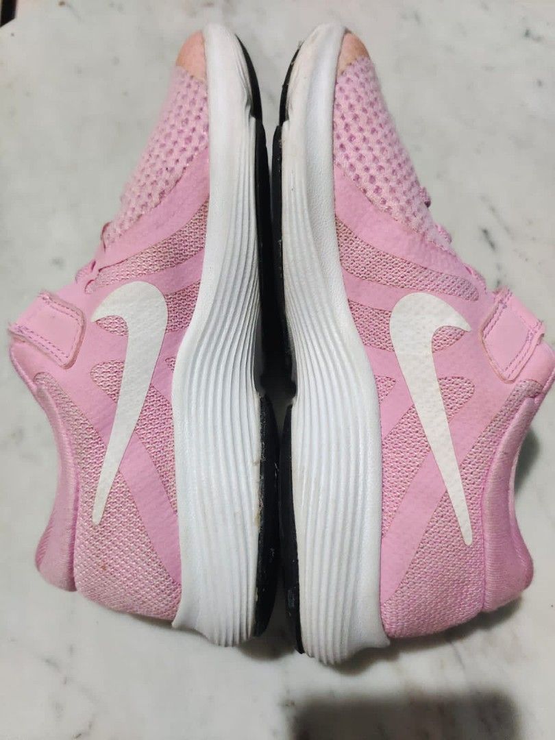Nike revolution 4 32 hotsell