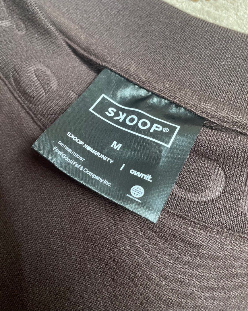 SKOOP Maroon (sahara) Oversized Pocket Box Tshirt (Category: Tshirts & Polo Shirts ) located in Taguig. Submitted by ristore12 (Listing ID 1255058369, Image 3). Description: Width: 24 Length: 30.5 M (oversized) on tag, but fits L-XL better Never used (too large for me) Note: 📌Payment First: Gcash 📌Courier: J&T/GrabExpress/LalaMove 📌Shipping to be shouldered by buyer 📌Color may vary due to lighting 📌DM to inquire for more pictures/details 📌P