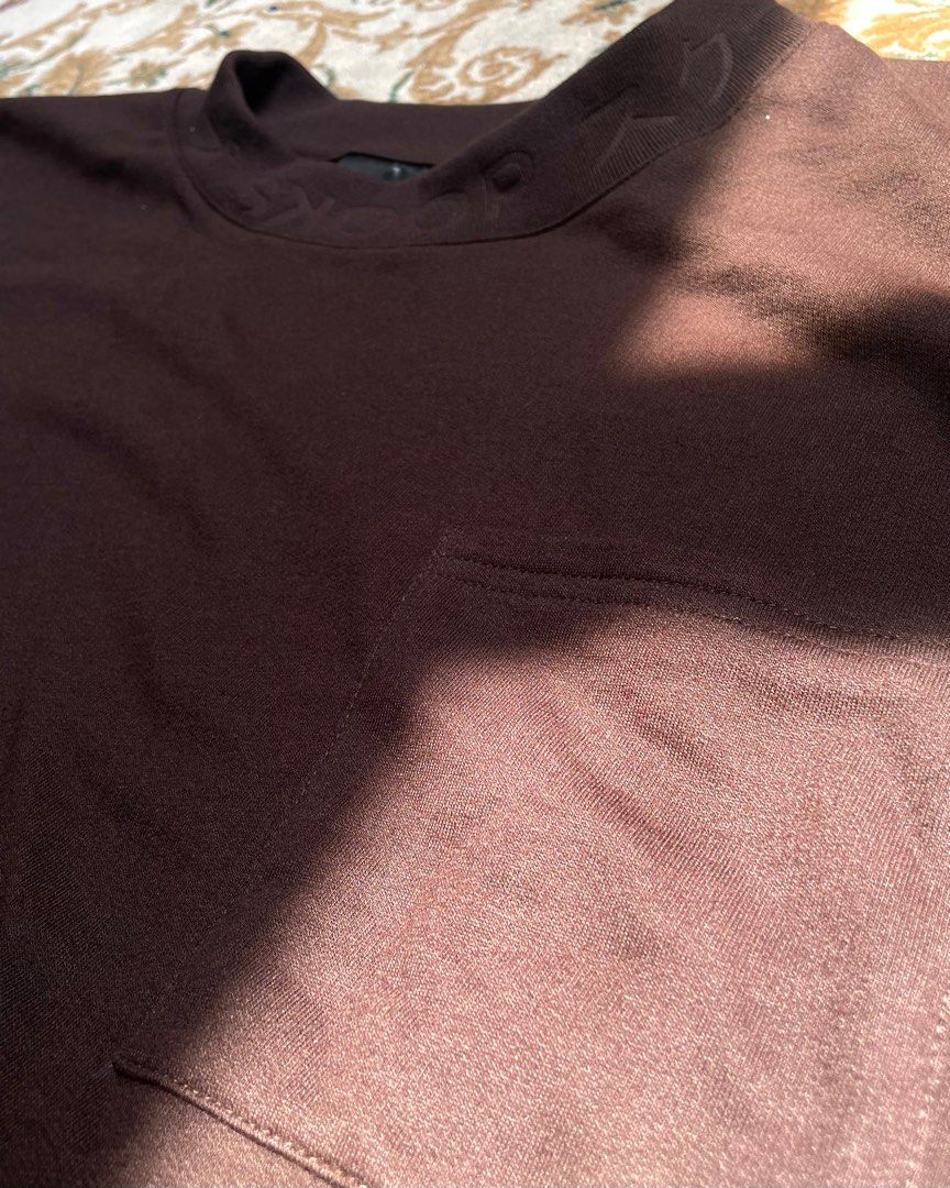 SKOOP Maroon (sahara) Oversized Pocket Box Tshirt (Category: Tshirts & Polo Shirts ) located in Taguig. Submitted by ristore12 (Listing ID 1255058369, Image 2). Description: Width: 24 Length: 30.5 M (oversized) on tag, but fits L-XL better Never used (too large for me) Note: 📌Payment First: Gcash 📌Courier: J&T/GrabExpress/LalaMove 📌Shipping to be shouldered by buyer 📌Color may vary due to lighting 📌DM to inquire for more pictures/details 📌P