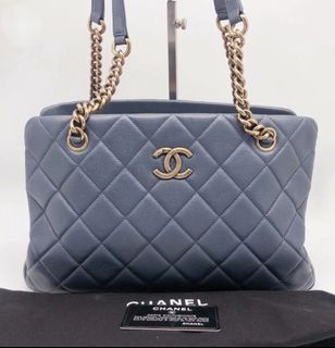 **SUPER DEAL**Chanel Tote Bag