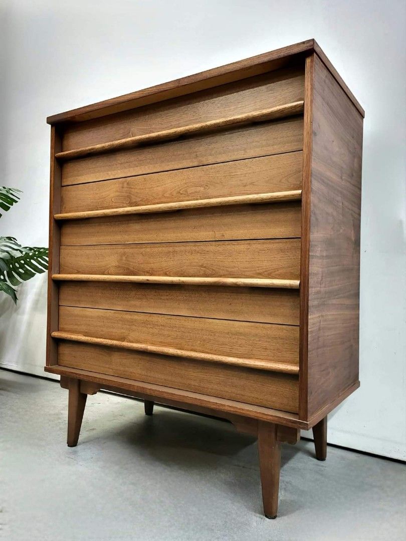 tallboy dresser in excellent condition., Furniture & Home Living