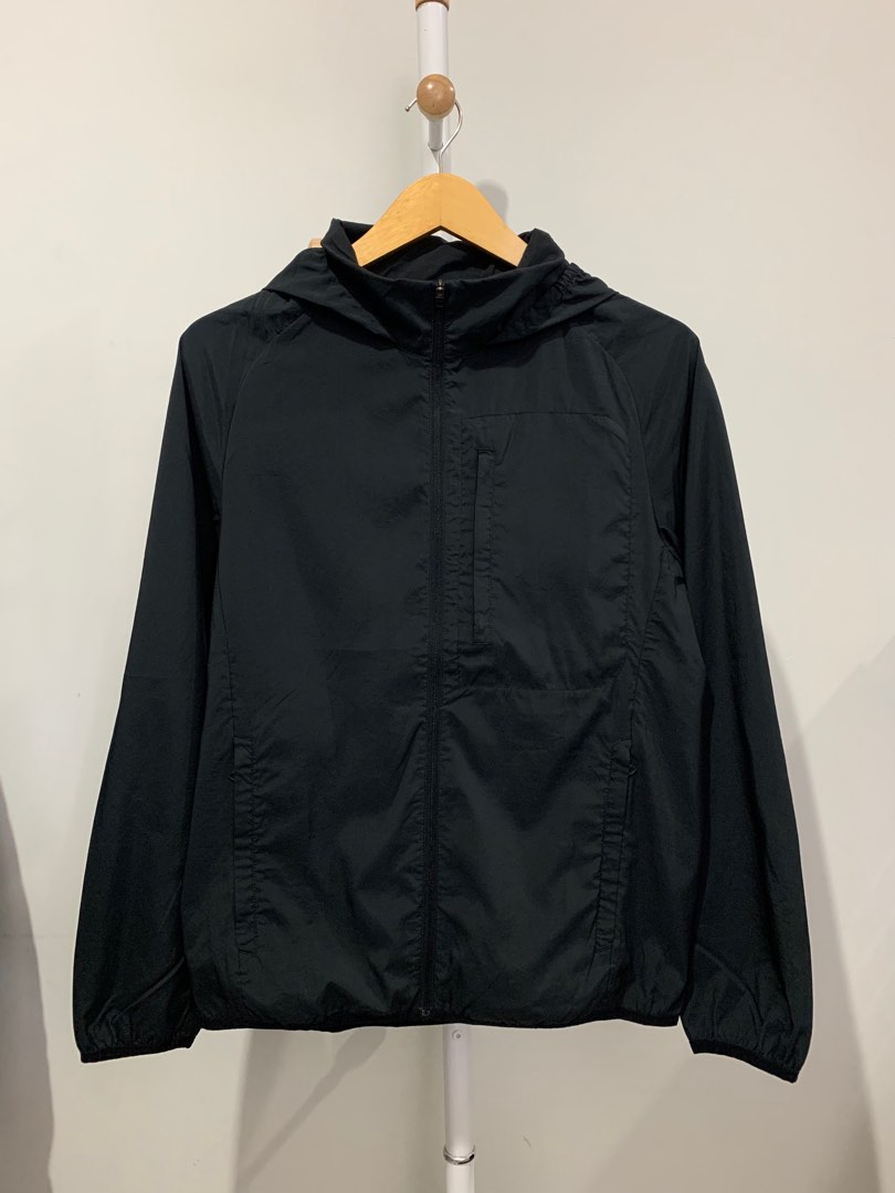UNIQLO PACKABLE RUNNING JACKET Fesyen Pria Pakaian Baju Luaran di Carousell