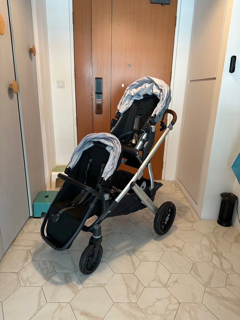 Uppababy Vista with two seats 1 bassinet 2 rain guards travel