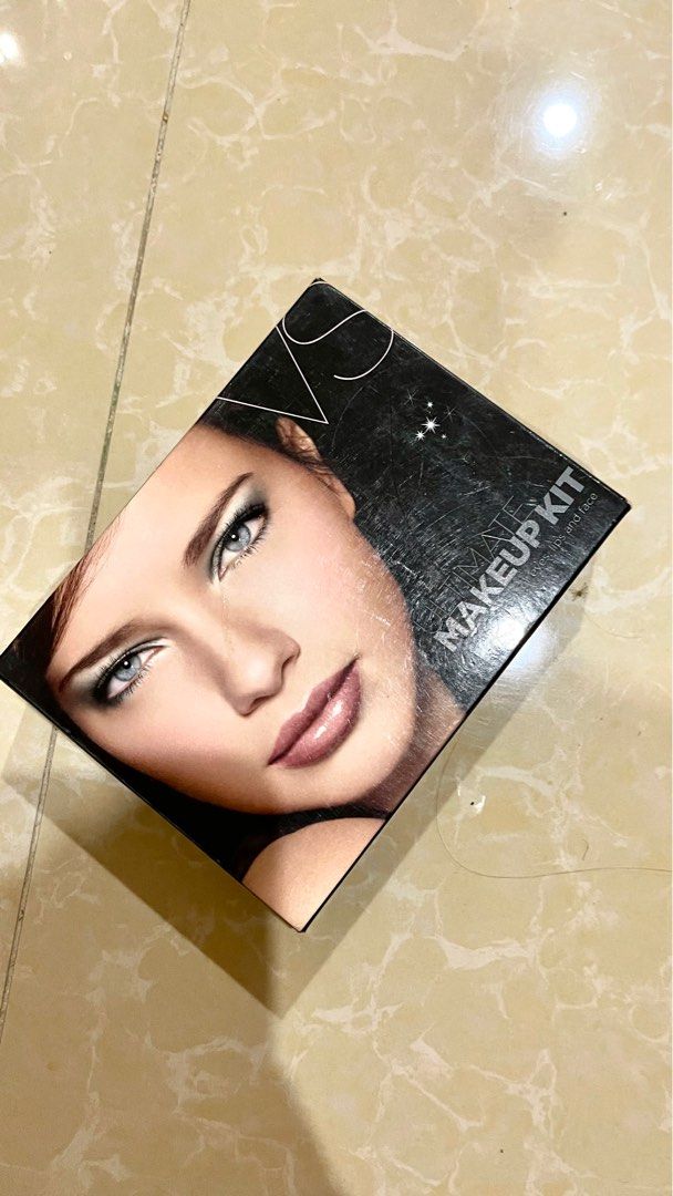 VICTORIA SECRET ultimate make up kit (Category: Makeup) located in Sorsogon. Submitted by ms.fergi (Listing ID 1255012802, Image 1). Description: Bought in KSA 💯 original/Authentic Flaws seen in pics Been stored Nagtry lang maging make up KUNO 😅 RFS: declutter stuffs.