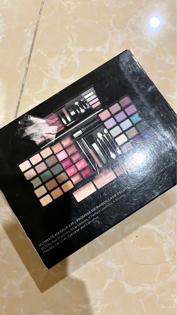 VICTORIA SECRET ultimate make up kit (Category: Makeup) located in Sorsogon. Submitted by ms.fergi (Listing ID 1255012802, Image 2). Description: Bought in KSA 💯 original/Authentic Flaws seen in pics Been stored Nagtry lang maging make up KUNO 😅 RFS: declutter stuffs.