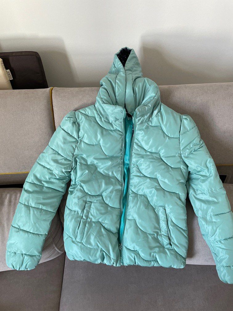 Winter Jacket (Category: Coats, Jackets and Outerwear) located in Singapore. Submitted by yee_sky5 (Listing ID 1255086608, Image 1). Description: The hood is detachable.