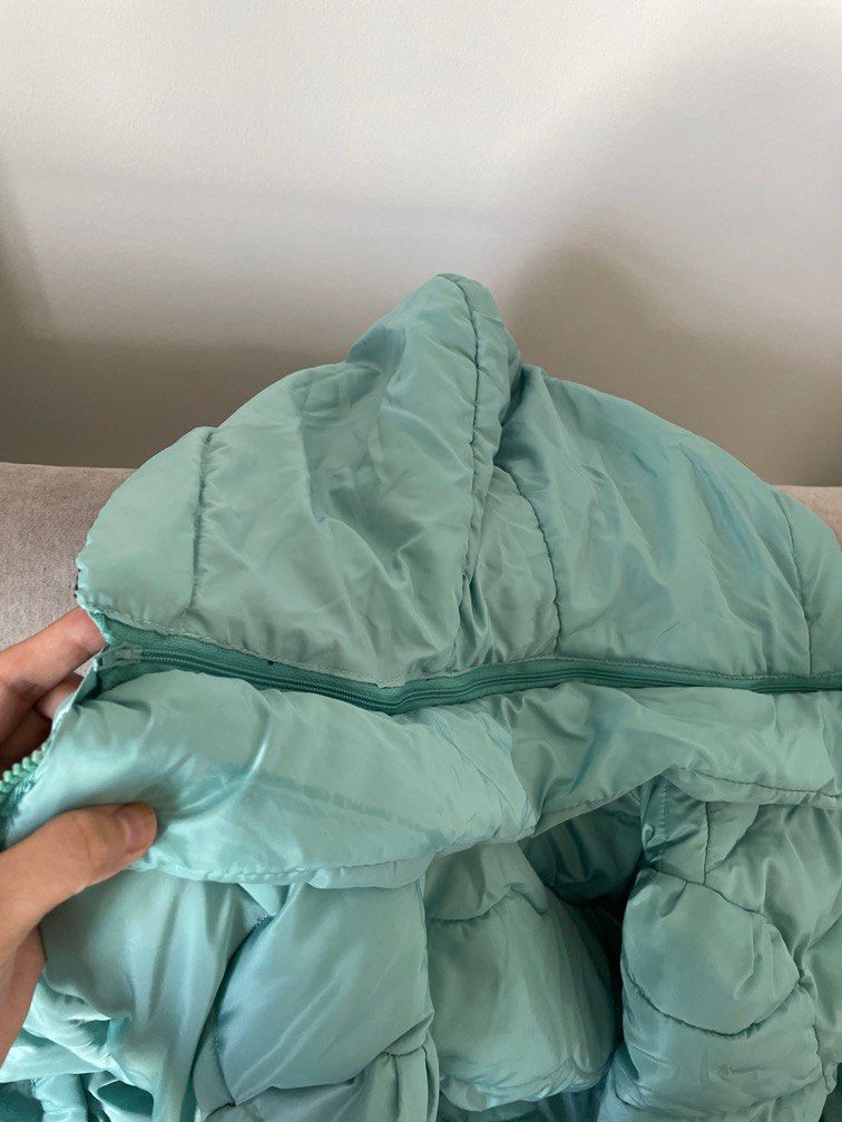 Winter Jacket (Category: Coats, Jackets and Outerwear) located in Singapore. Submitted by yee_sky5 (Listing ID 1255086608, Image 3). Description: The hood is detachable.