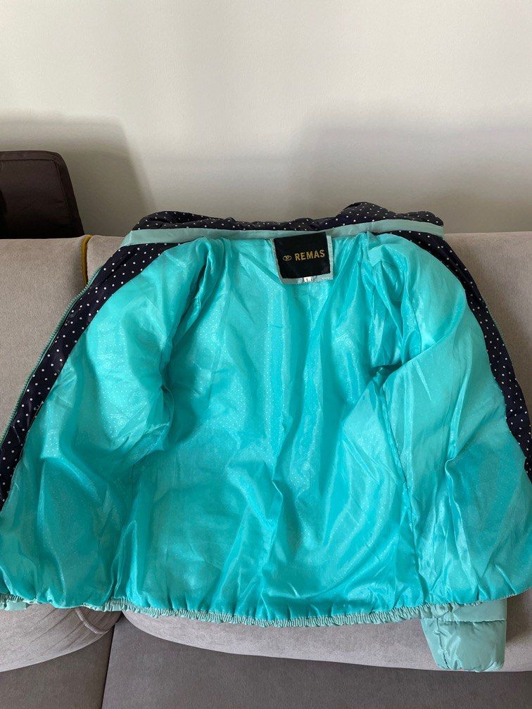 Winter Jacket (Category: Coats, Jackets and Outerwear) located in Singapore. Submitted by yee_sky5 (Listing ID 1255086608, Image 2). Description: The hood is detachable.