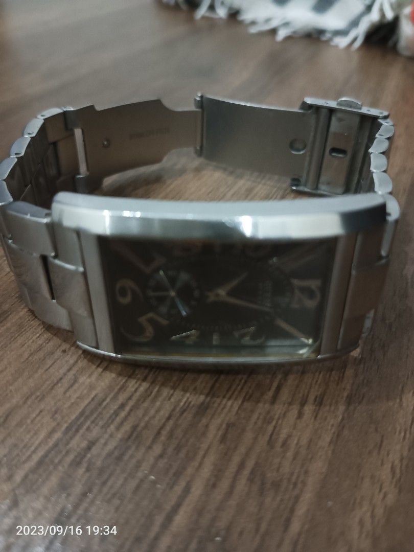 Womens Guess watch Authentic (Category: Women's Watches) located in Rizal. Submitted by lest_shop (Listing ID 1255125732, Image 1). Description: selling my preloved Original Guess watch RFS: De cluttering.
