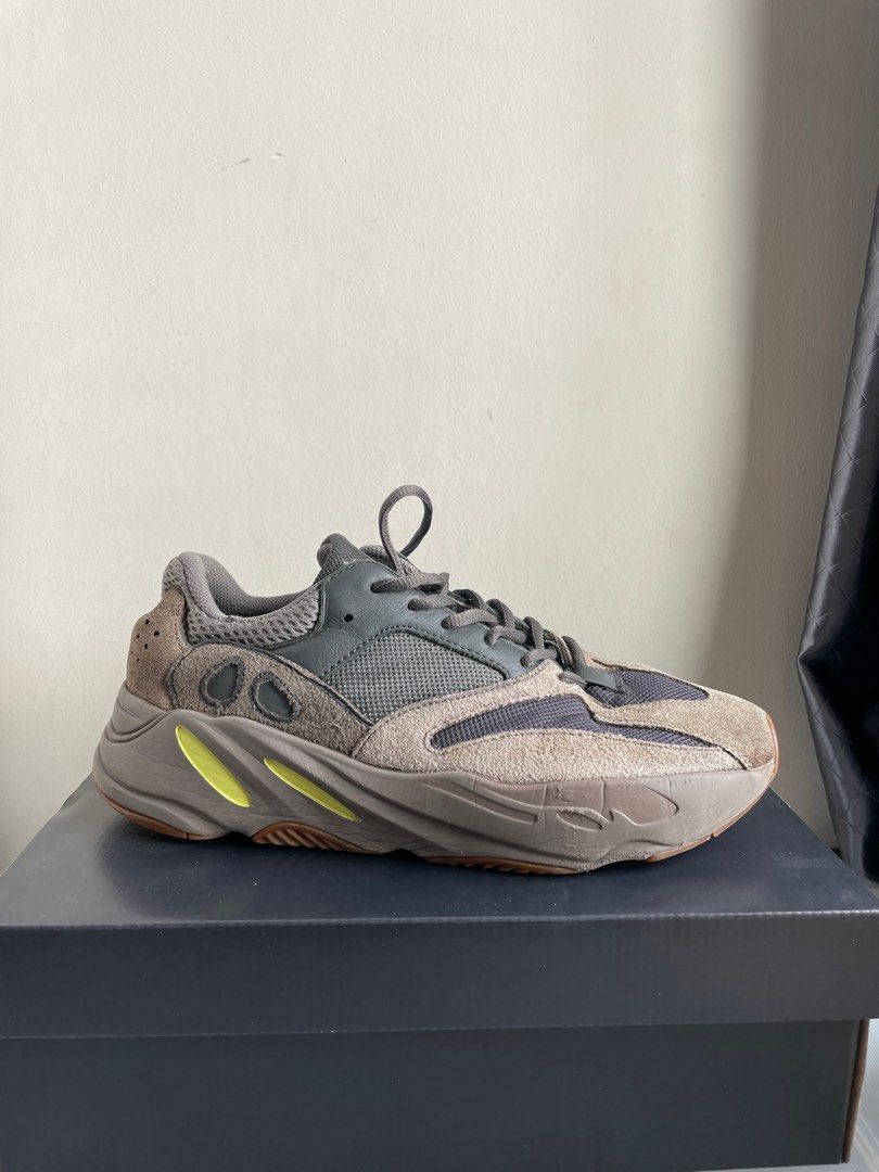 9.5 UK Adidas Yeezy 700 Mauve