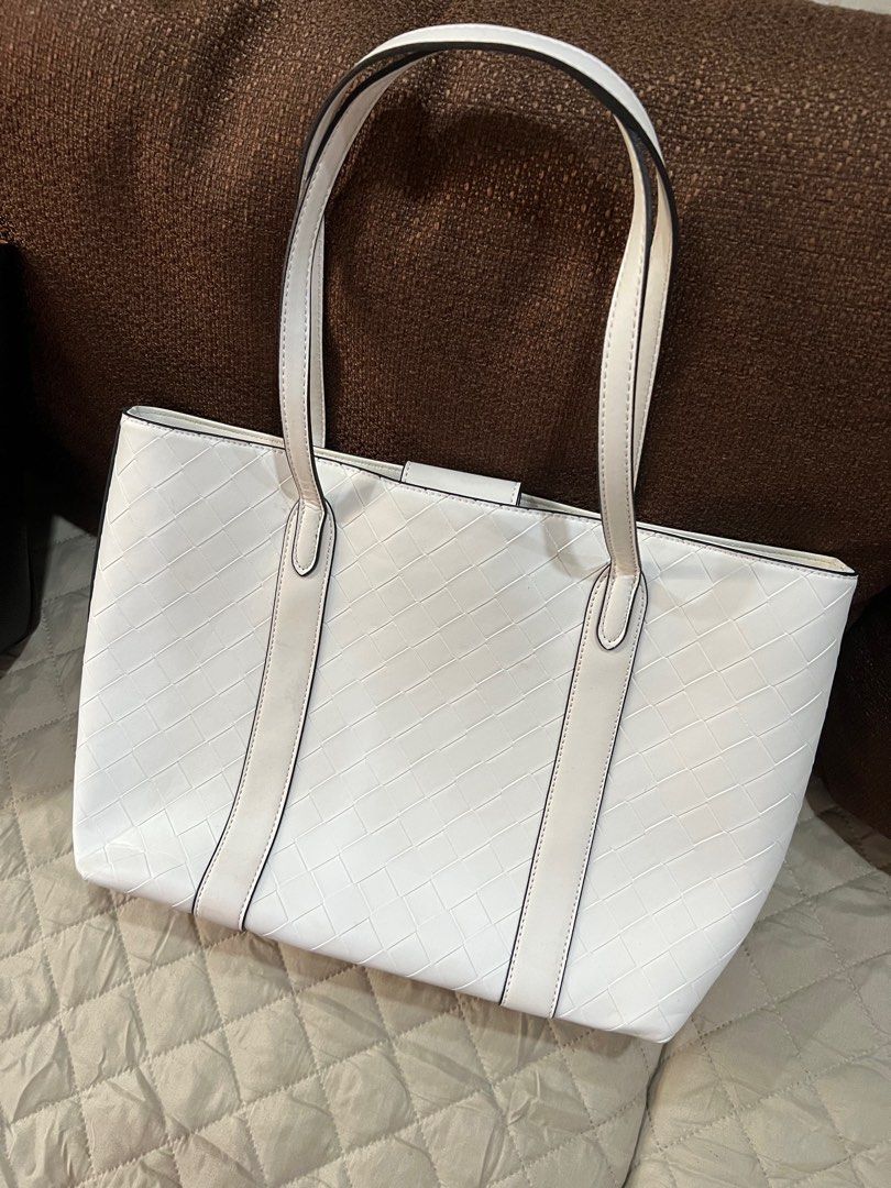 BNWT Nine West White Elegant Shoulder Bag (Category: Shoulder Bags) located in Quezon City. Submitted by cleanspaceph (Listing ID 1255207482, Image 2). Description: Brand New Authentic Nine West White Shoulder Bag bought in the US.