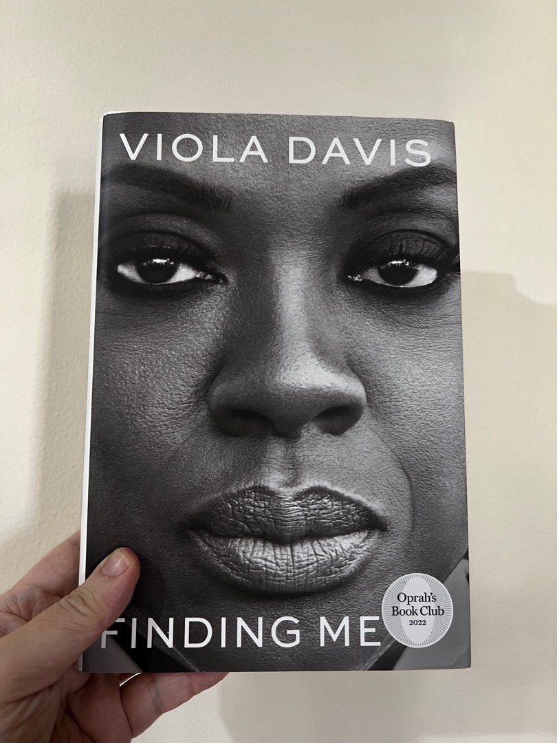 Buku autobiografi aktris Viola Davis Finding Me, Buku & Alat Tulis