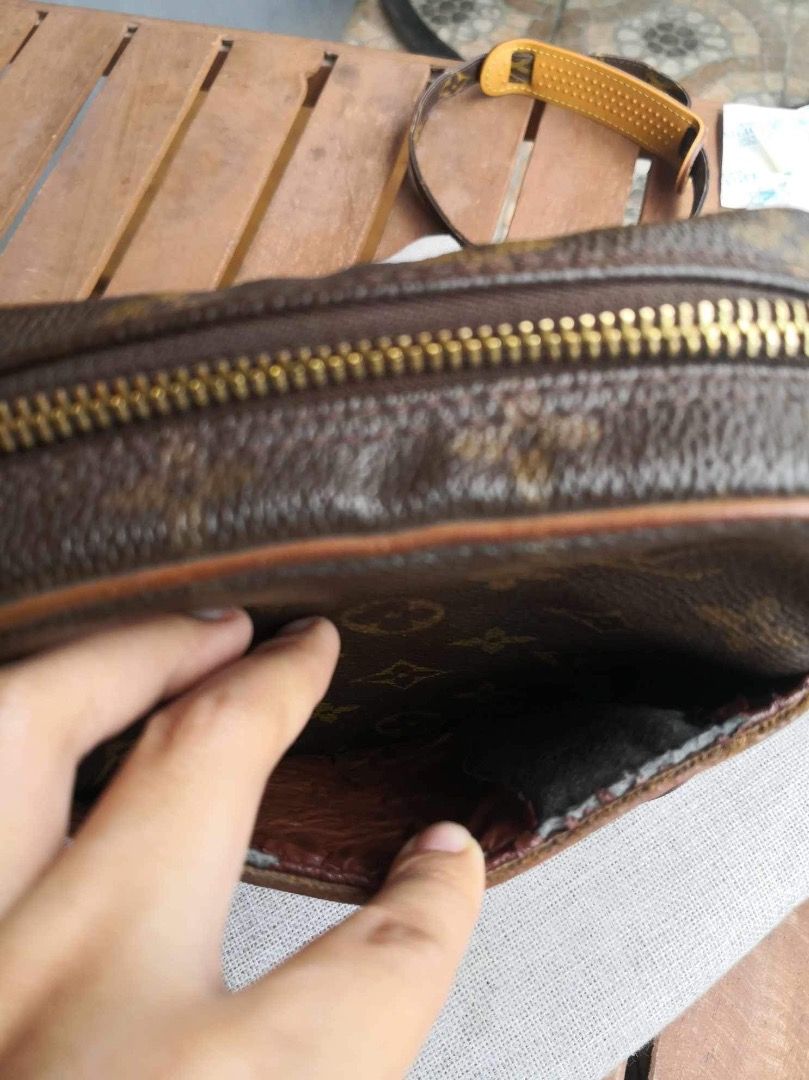 Bundle Sale Louis Vuitton (Category: Luxury Bags & Wallets) located in Quezon City. Submitted by hellopatchi (Listing ID 1255240000, Image 3). Description: Flaws please check photos Super Sale.