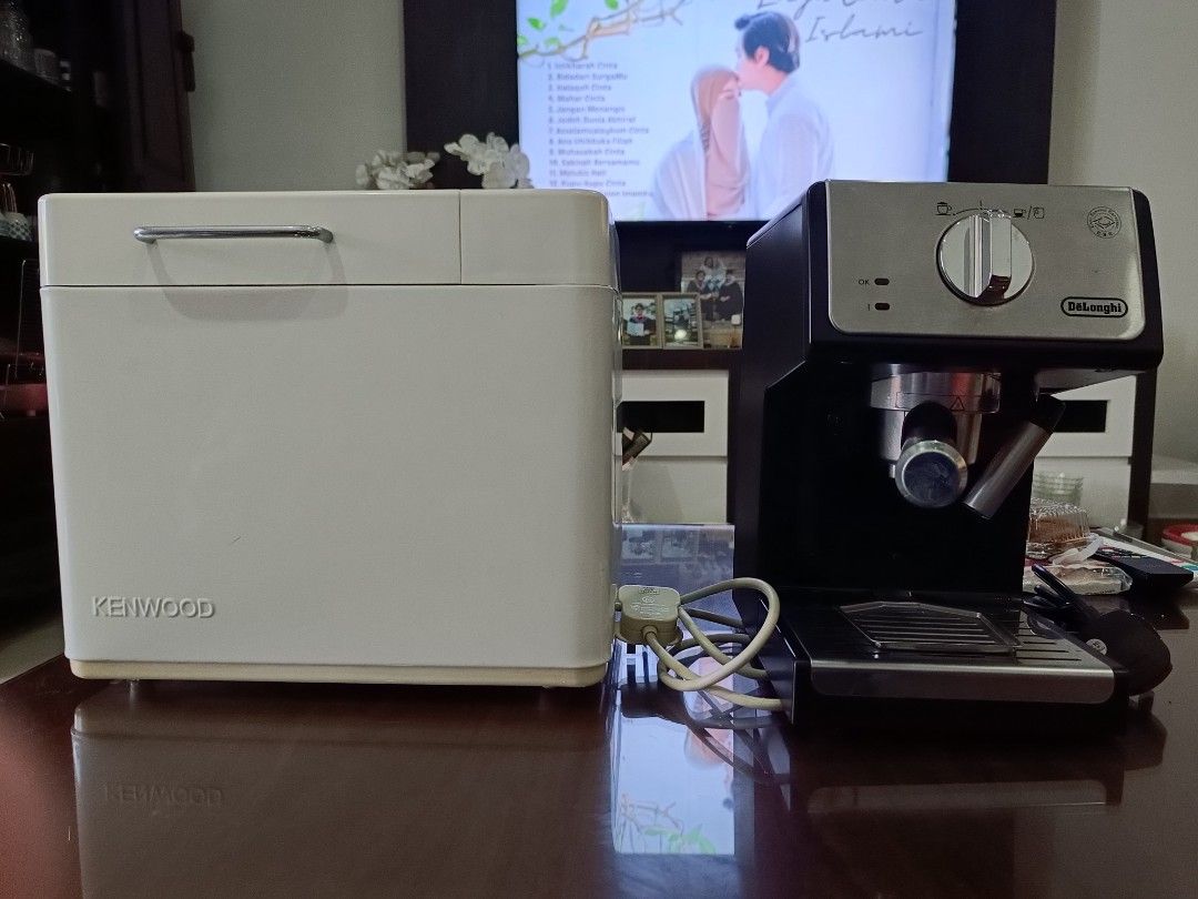 Coffee Machine & Bread maker (Category: Coffee Machines & Makers) located in Singapore. Submitted by zee0313 (Listing ID 1255247872, Image 1). Description: Selling as combo at $100 Coffee Machine only $100 Bread Maker only $20.